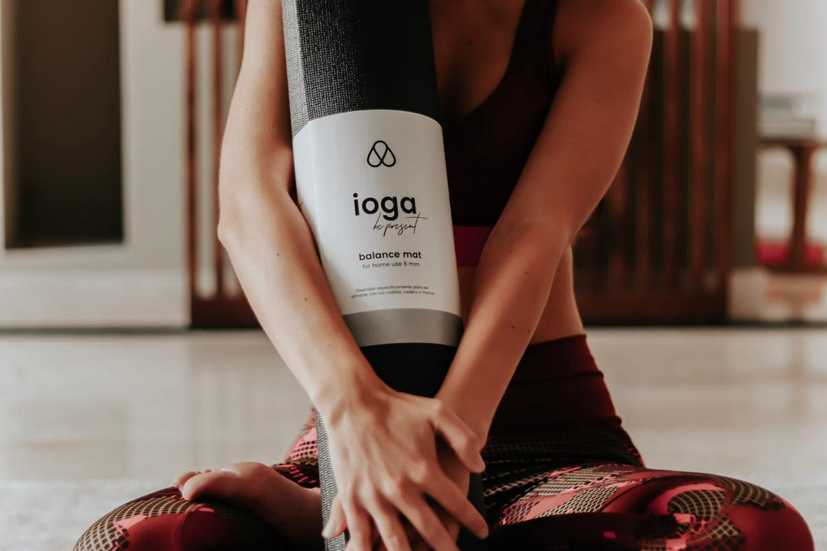 Mujer practicando yoga sobre Balance Mat de ioga en caucho natural eco-friendly