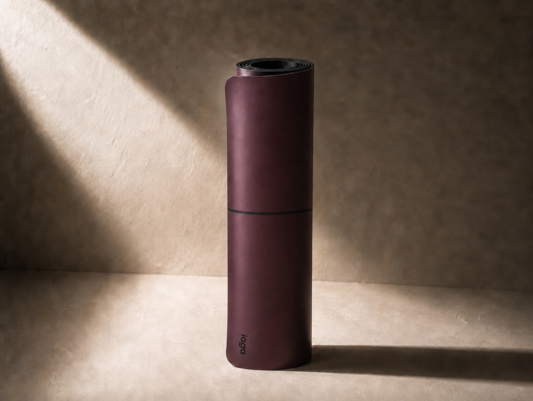 Tapete de yoga Serenity IOGA enrollado — caucho 100% natural color vino, libre de PVC