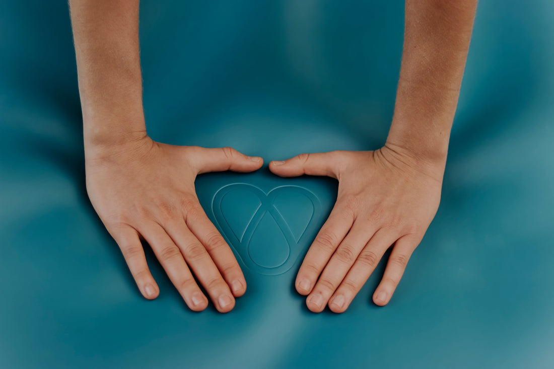 Manos apoyadas sobre la superficie antideslizante de un tapete de yoga ioga