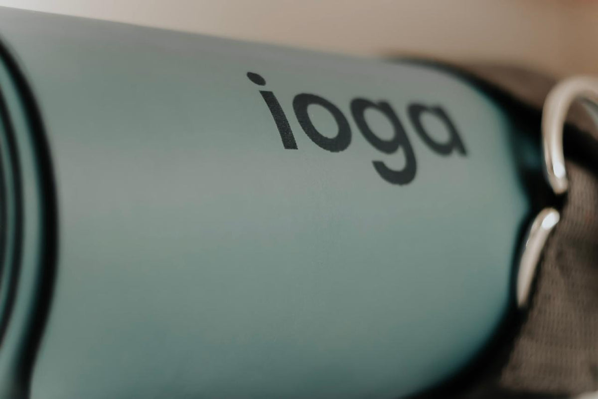 Journey Mat de ioga enrollado con su correa de doble uso