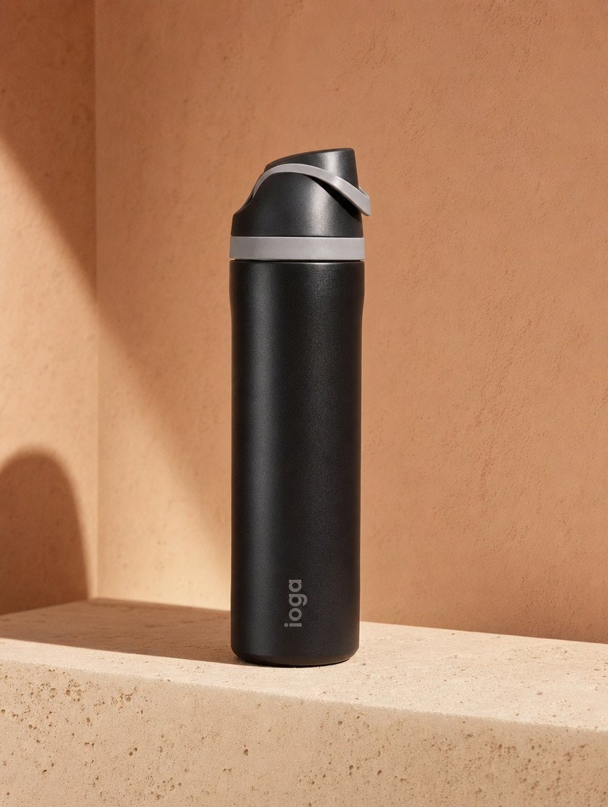 Termo ioga de acero inoxidable negro 710 ml sobre cantera